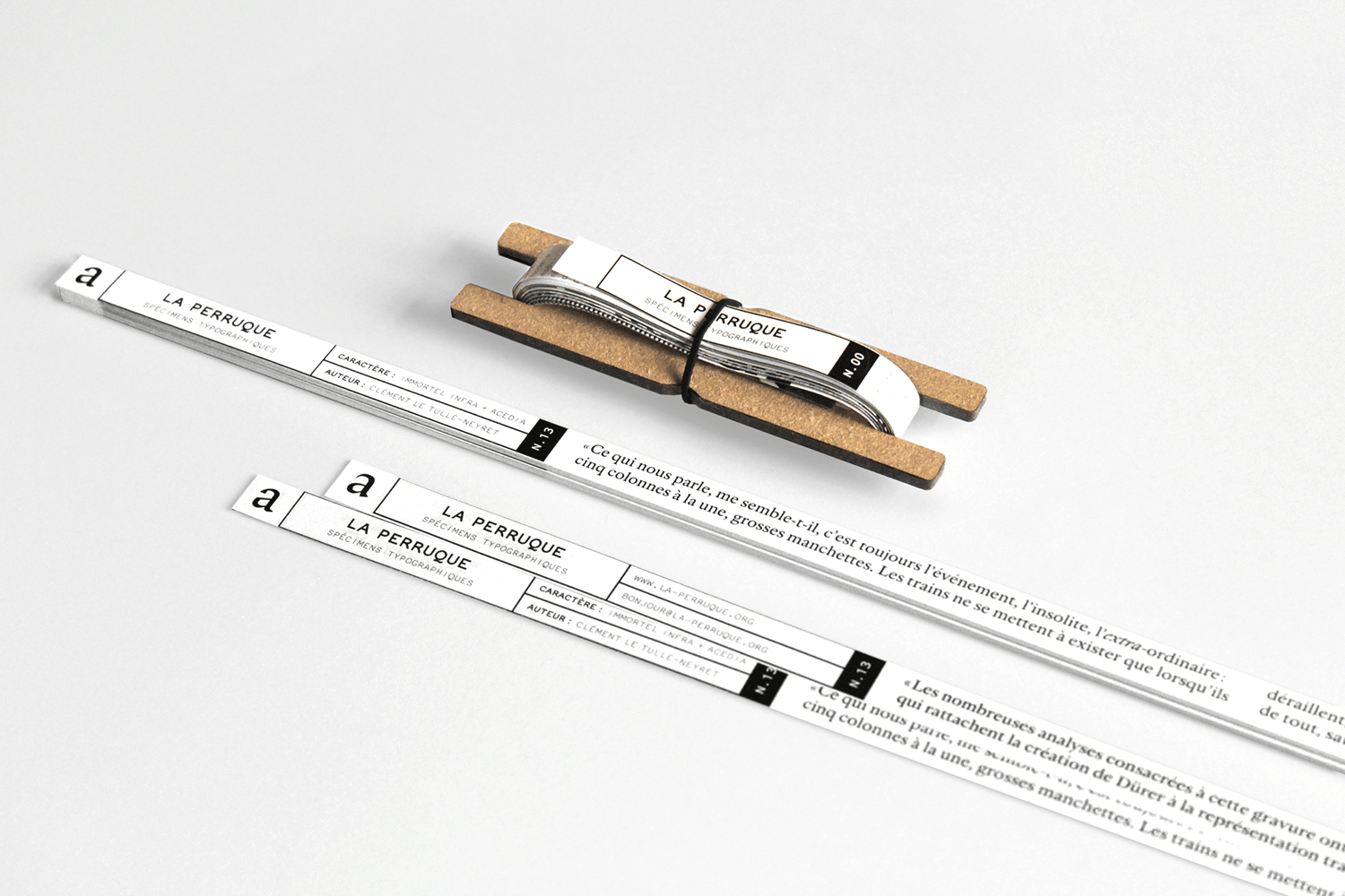 Image de spécimens typographiques de La Perruque. Ils sont imprimés sur des bandes très fines.